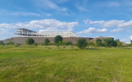 Strmý svah na hranici pozemku – technologické centrum Švédské šance