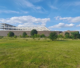 Strmý svah na hranici pozemku – technologické centrum Švédské šance