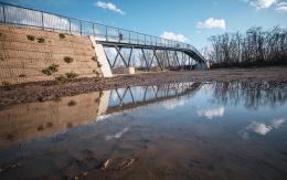 Svahy lávky pro pěší a cyklisty přes železniční trať v Praze-Čakovicích