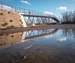 Svahy lávky pro pěší a cyklisty přes železniční trať v Praze-Čakovicích