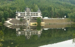 Vybudování zpevněných ploch na svažitém pozemku u Karlových Varů