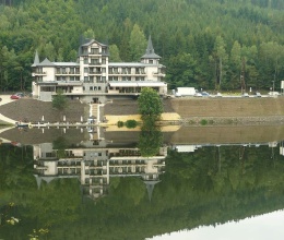 Vybudování zpevněných ploch na svažitém pozemku u Karlových Varů