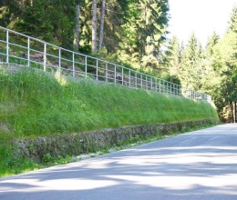 Výškové oddělení silnice a cyklostezky strmým svahem v Prášilech na Šumavě