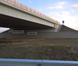 Vyztužená zeď u opěry mostu na dálnici D1 Senec - Blatné, křižovatka Blatné