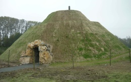 Vyztužené zemní těleso s vnitřní umělou jeskyní u Olomouce