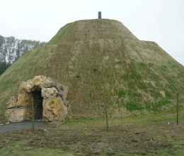 Vyztužené zemní těleso s vnitřní umělou jeskyní u Olomouce