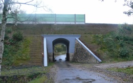 Vyztužení násypů nad mostní konstrukcí na trati Planá – Cheb