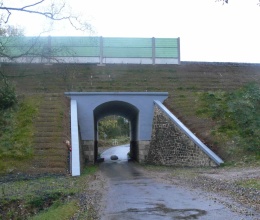 Vyztužení násypů nad mostní konstrukcí na trati Planá – Cheb
