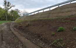 Vyztužený násyp komunikace nad železniční tratí u Hustopečí nad Bečvou