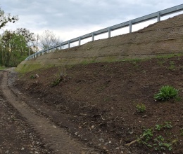 Vyztužený násyp komunikace nad železniční tratí u Hustopečí nad Bečvou