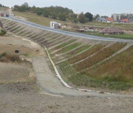 Vyztužený sendvičový násyp na silnici II/236 v Lánech