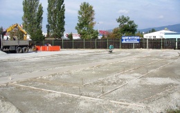 Založení haly na podmáčeném území pomocí roznášecí platformy s geomřížemi Tensar