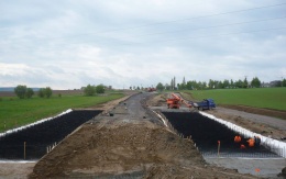 Založení nově budovaného násypu rekonstruované silnice II/405 Příseka–Brtnice