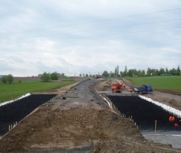 Založení nově budovaného násypu rekonstruované silnice II/405 Příseka–Brtnice