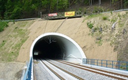 Zpevnění svahů výjezdového portálu tunelu Hněvkov II