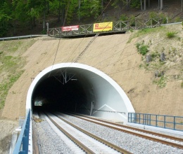 Zpevnění svahů výjezdového portálu tunelu Hněvkov II
